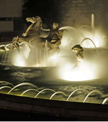Closer look of the Fonte Monumental at Portugal, Lisbon illuminated with Philips fountain lighting 