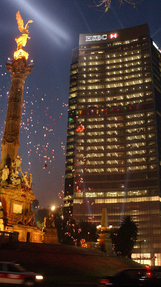 Outside of the HSBC tower illuminated by Philips lighting at night