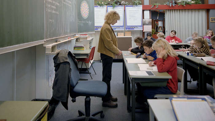 Primary school uses energy saving bulbs making children sensitive about global warming