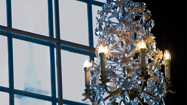  A chandelier lit by Novallure LED creating a warm ambience at Prince's Gallery, Sweeden