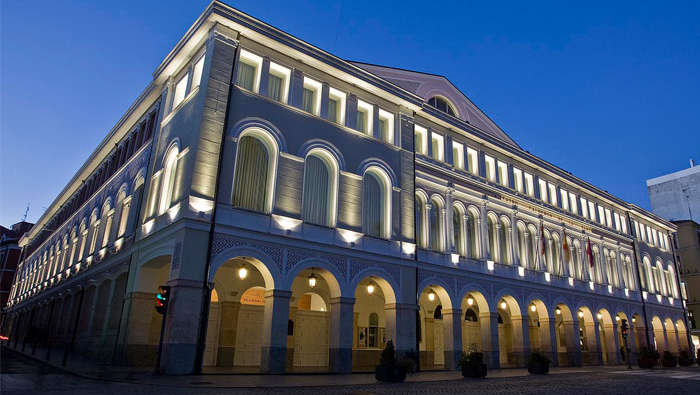 Landscape lighting of Calderon Theatre, Valladolid, by Philips Lighting