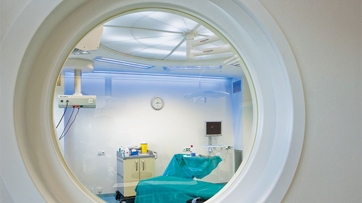 Operating room at South Operating Centre lit up with energy-saving LED lights by Philips Lighting