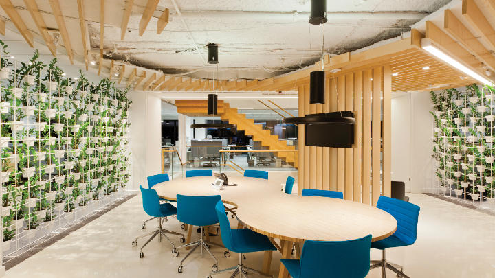 This Westfield Sydney circulation area is illuminated by Philips office lighting using lighting controls