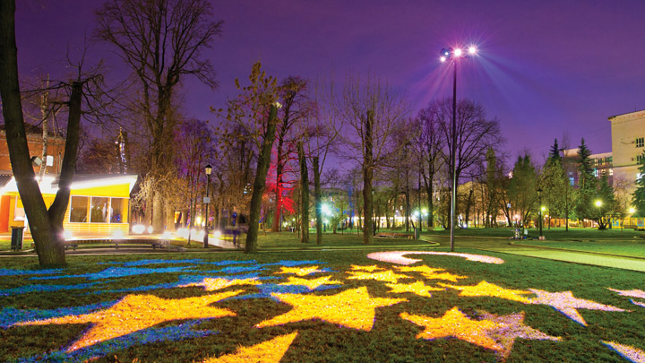 Accent and dynamic lighting at Bauman Garden, Moscow, Russia | Green urban spaces